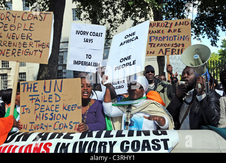 Le Président Gbagbo pro français protester contre l'ingérence de l'ONU et de l'élection, l'arrimage et la création d'une guerre civile en Côte d'Ivoire Banque D'Images