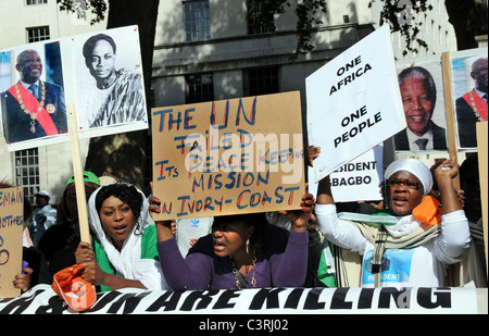 Le Président Gbagbo pro français protester contre l'ingérence de l'ONU et de l'élection, l'arrimage et la création d'une guerre civile en Côte d'Ivoire Banque D'Images