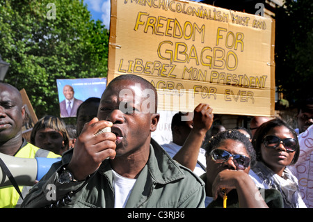 Le Président Gbagbo pro français protester contre l'ingérence de l'ONU et de l'élection, l'arrimage et la création d'une guerre civile en Côte d'Ivoire Banque D'Images