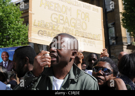 Le Président Gbagbo pro français protester contre l'ingérence de l'ONU et de l'élection, l'arrimage et la création d'une guerre civile en Côte d'Ivoire Banque D'Images