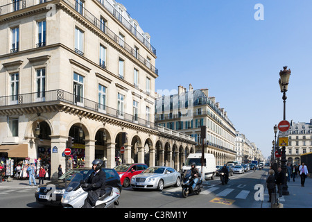 La circulation sur la Rue de Rivoli près du Louvre dans le centre-ville, Paris, France Banque D'Images