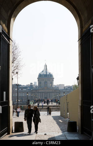 L'Institut de France vue du Musée du Louvre, Paris, France Banque D'Images