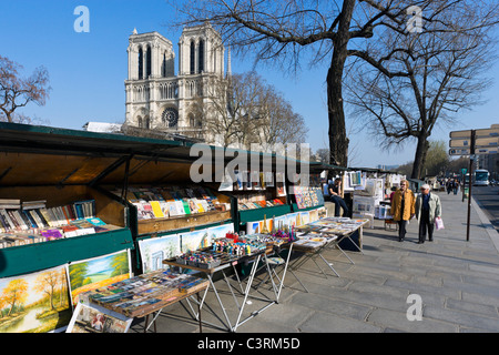 Les étals des libraires le long des berges de la Seine sur le quai Saint-Michel avec la Cathédrale Notre Dame derrière, Paris, France Banque D'Images