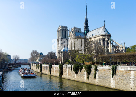 Bateau-mouche bateau de croisière sur la Seine en face de la Cathédrale Notre Dame de Paris, Ile de la Cité, Paris, France Banque D'Images