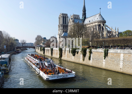 Bateau-mouche bateau de croisière sur la Seine en face de la Cathédrale Notre Dame de Paris, Ile de la Cité, Paris, France Banque D'Images