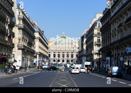 Vue vers le bas de l'Avenue de l'opéra à l'Opéra de Paris (Palais Garnier), Paris, France Banque D'Images