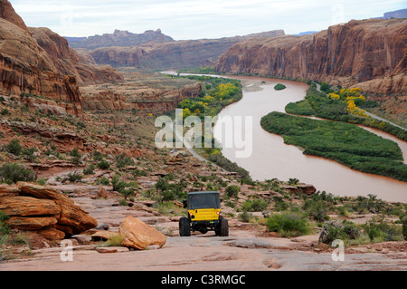 Jeep descend dans Moab Rim Trail robuste Banque D'Images