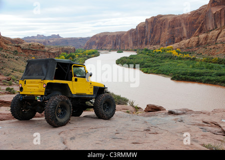 Jeep descend dans Moab Rim Trail robuste Banque D'Images