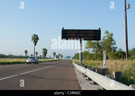 L'autoroute message board sur l'étendue de l'US Highway 77 South Texas prévient les conducteurs contre l'alcool au volant Banque D'Images