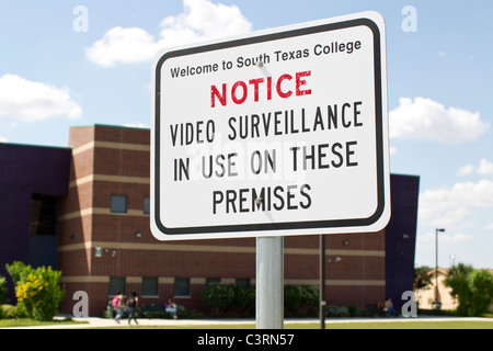 Inscrivez-vous sur College campus divulgue l'utilisation de caméras de surveillance dans la région pour assurer la sécurité des élèves et d'autres. Banque D'Images