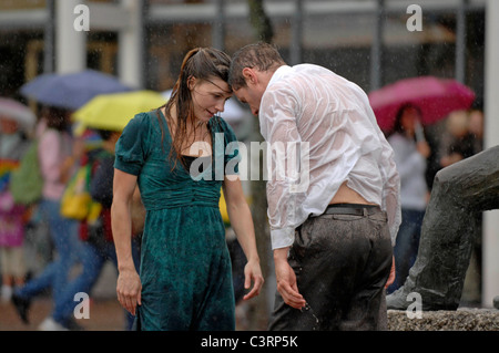 Dancers performing une scène d'amour dans la pluie torrentielle pendant le Festival annuel de danse de Swansea Banque D'Images