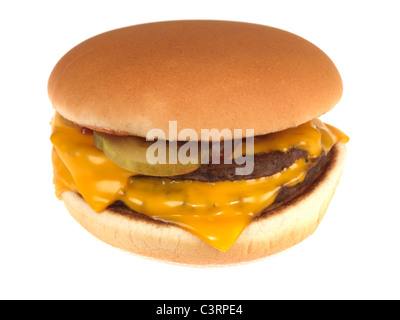 Fraîchement cuit authentique fromage Double Burger dans un petit pain grillé le pain blanc contre un fond blanc avec un chemin de détourage et aucun peuple Banque D'Images