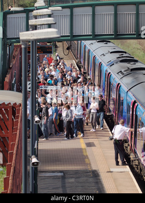 Horwich Parkway gare, à côté du stade macron sur un jour de match. Les partisans des deux équipes sont en descendent. Banque D'Images