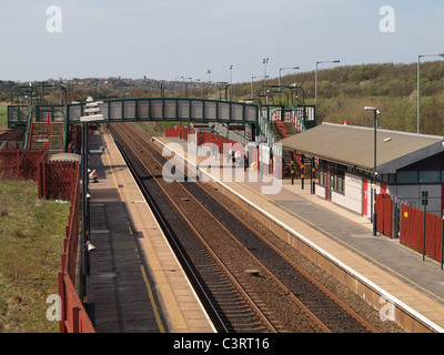 Horwich Parkway gare, à côté du stade Macron, avec les passagers en attente Banque D'Images