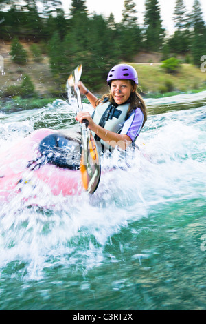 Caucasian teenager kayak en rivière Banque D'Images