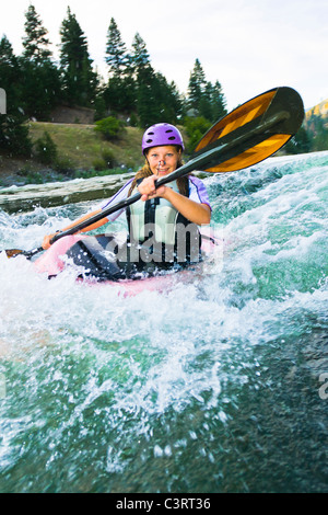 Caucasian teenager kayak en rivière Banque D'Images