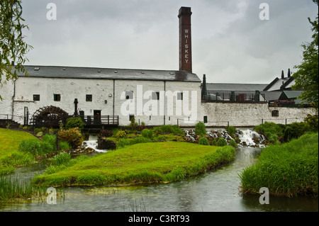 Les nuages orageux sur whiskey factory à Kilbeggan, Irlande Banque D'Images