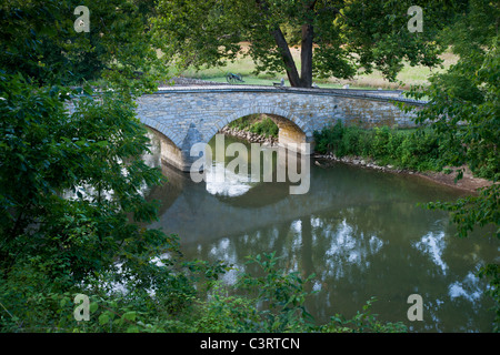 Le pont de pierre jette sa réflexion sur le ruisseau d'Antietam, le site de certains des plus sanglants combats lors de la bataille d'Antietam. Banque D'Images