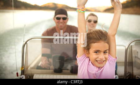 Fille et les parents bénéficiant d'équitation sur le bateau Banque D'Images