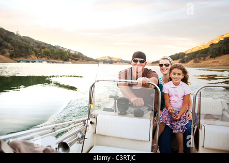 Fille et les parents bénéficiant d'équitation sur le bateau Banque D'Images