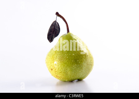 Poire juteuse mûrs couverts par les gouttes d'eau. L'isolement sur le blanc, ne peu profondes. Banque D'Images