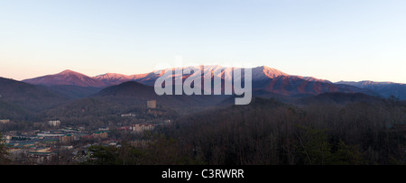 Coucher de soleil sur les Smoky mountains couvertes de neige au-dessus de la ville de Gatlinburg au crépuscule Banque D'Images