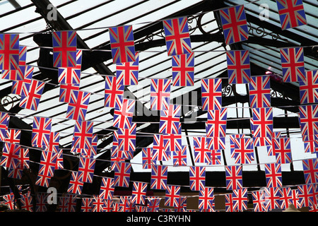 Drapeaux Union Jack britannique dans le bâtiment. Banque D'Images