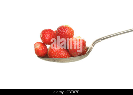 Les fraises mûres fraîches dans une cuillère isolés contre white Banque D'Images