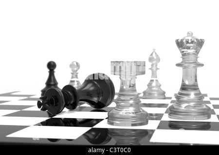 Checkmate avec noir et blanc et morceaux de verre Banque D'Images