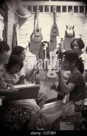 Traitée comme une image moderne d'une vieille photographie vintage temps réunion de famille et musique session. S. E. Asie Thaïlande la photographie noir et blanc Banque D'Images