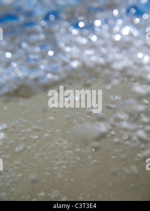 Surf de mer sous la surface sur une plage à Bornéo Banque D'Images