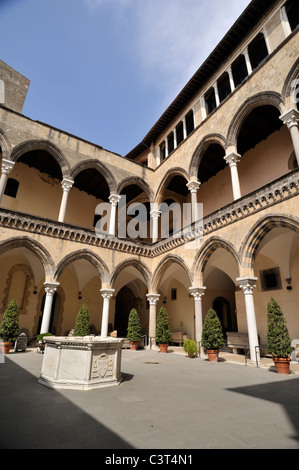 Italie, Latium, Tarquinia, Palazzo Vitelleschi, Musée national étrusque, cour intérieure Banque D'Images