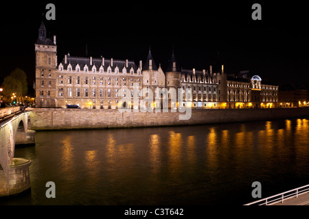 Château Conciergerie et de Seine la nuit. Paris, France. Banque D'Images