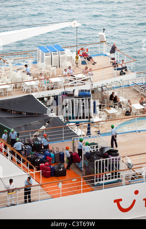 Les passagers qui attendent pendant que leurs bagages sont déchargés d'un navire de croisière. Corfou.Grèce Banque D'Images