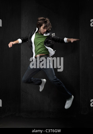 Beau danseur hip hop sautant Banque D'Images