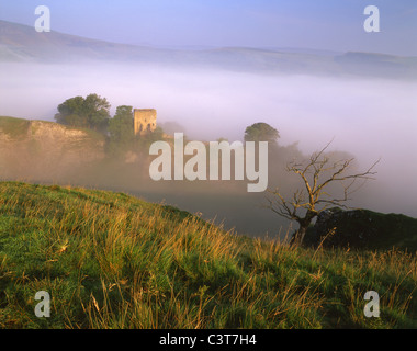 Château de Peveril dans la brume, vue de dessus Cave Dale dans Castleton Banque D'Images