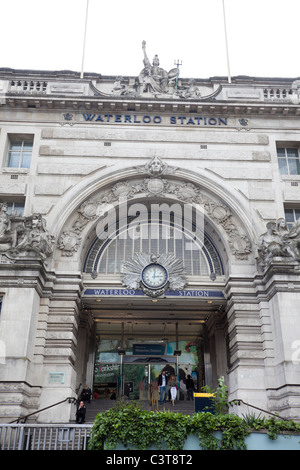 Entrée de la gare de Waterloo, Londres, Royaume-Uni. L'entrée est commémoration du personnel ferroviaire qui est tombé dans la Première Guerre mondiale Banque D'Images