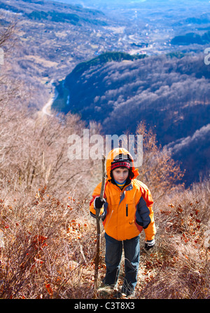 Petit garçon en randonnée dans les montagnes, dans une journée ensoleillée Banque D'Images