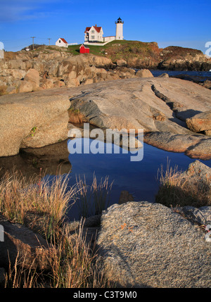 Un classique de la Nouvelle Angleterre, le phare de Nubble Light en fin d'après-midi l'Illumination, CAPE NEDDICK, Maine, USA Banque D'Images