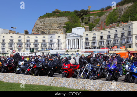 Journée annuelle de Hastings peut exécuter, rallye moto vélo Vélos garés massés sur le front de mer de Pelham Place, East Sussex England UK Banque D'Images