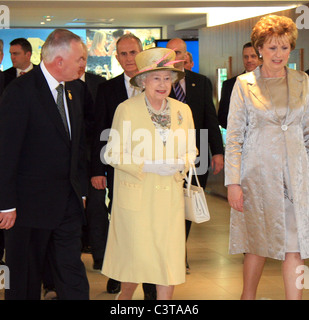 La Grande-Bretagne La reine Elizabeth II a pris un tour de Croke Park de Dublin, Irlande, avec le président de la GAA Christy Cooney (L), avec le Québec Banque D'Images