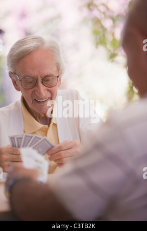 Les hommes jouent aux cartes en plein air Banque D'Images