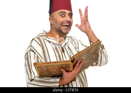 L'homme arabe avec de très vieux livre isolé dans White Banque D'Images