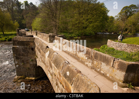 UK, Derbyshire, Peak District, Bakewell, l'homme ayant voler leçon de pêche à l'ancien pack horse bridge over River Wye Banque D'Images