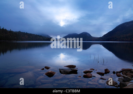 Coucher de soleil sur les bulles et la Jordanie Pond, l'Acadia National Park, Maine, USA Banque D'Images