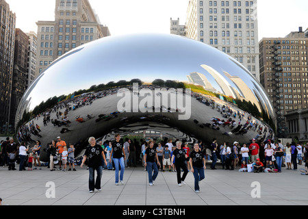 Les interprètes dansent devant Cloud Gate Sculpture à Chicago's Millennium Park. Banque D'Images