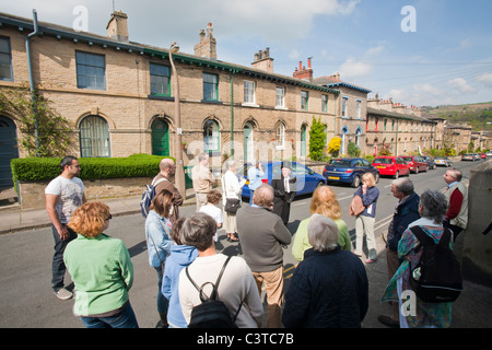 Un voyage organisé pour en savoir plus sur les maisons près de travailleurs en usine de sels Saltaire, Yorkshire, UK. Banque D'Images