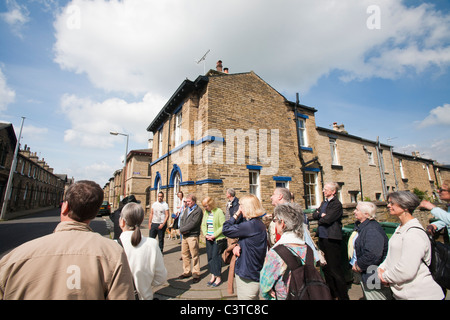 Un voyage organisé pour en savoir plus sur les maisons près de travailleurs en usine de sels Saltaire, Yorkshire, UK. Banque D'Images