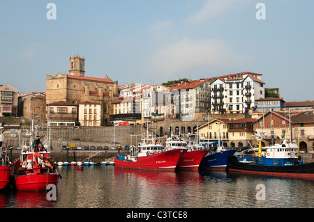 Getaria Espagne vieux pêcheur poisson port bateau bateaux Banque D'Images