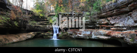 L'une des deux cascades pittoresques au Old Man's Cave Au cours de l'automne, la région de Hocking Hills, Ohio, USA Banque D'Images